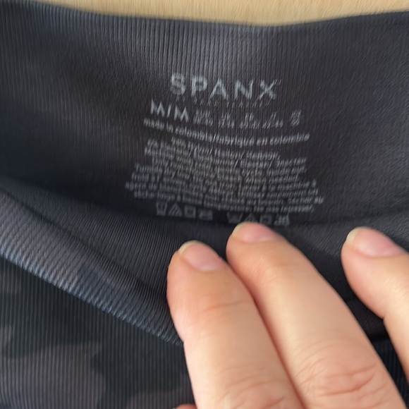 NWT Spanx Look At Me Now Leggings. Black Camo. Size Medium. - Picture 3 of 4